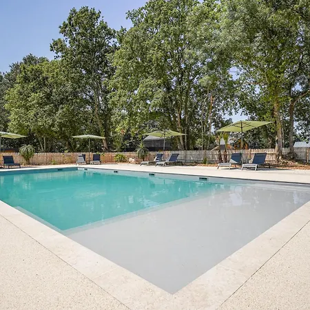 N°32, Piscine Commune, 1 Semesterbostad *